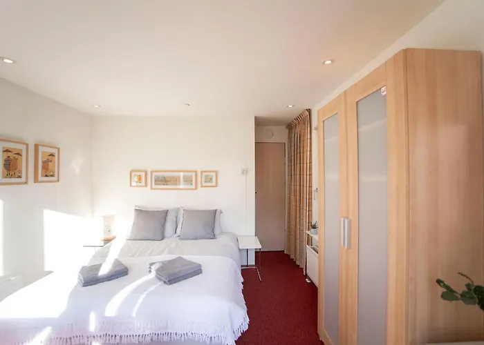 19 With Private Parking Nyaraló