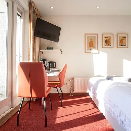 19 With Private Parking Holiday home *