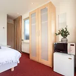 19 With Private Parking 別荘