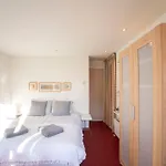 19 With Private Parking 別荘